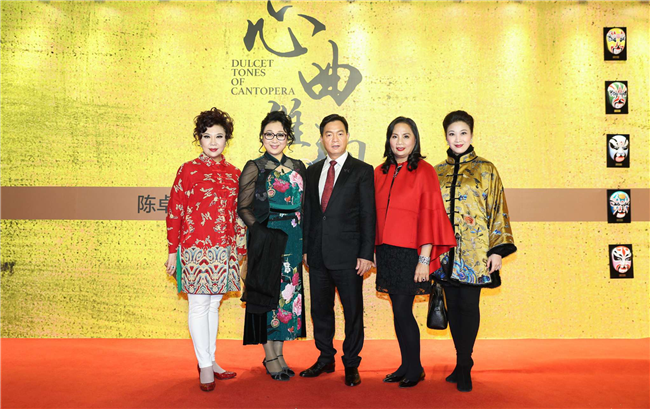 從左至右：中國(guó)戲劇梅花獎(jiǎng)得主曾慧，國(guó)家一級(jí)演員陳韻紅，陳卓林陸倩芳伉儷，廣東省戲劇家協(xié)會(huì)第十屆副主席蔣文端